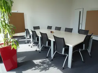 12 Personen finden sitzend im Konferenzraum Bangkok im Nordport-Tower Hamburg Platz