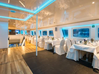 MS Koi Loungedeck Dinner weiß eingedeckt
