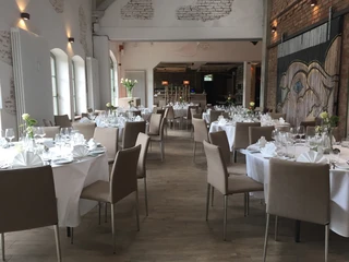 Ihre Gäste finden an einem der liebevoll eingedeckten Tische Ihren Platz im Momentis Grand Central in Bremen