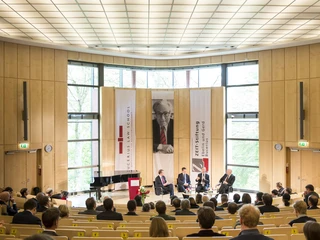 Das Helmut Schmidt Auditorium ist dank bodentiefer Fenster einladend lichtdurchflutet