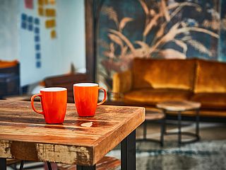Genießen Sie Ihren Kaffee in der gemütlichen Lounge des Mind Space in Hamburg