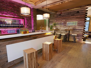 die modern eingerichtete Bar im Momentis Grand Central Bahnhof in Bremen lädt zum verweilen ein