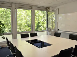 Der lichtdurchflutete Raum im Ecos Office Center Essen lädt zum miteinander arbeiten ein