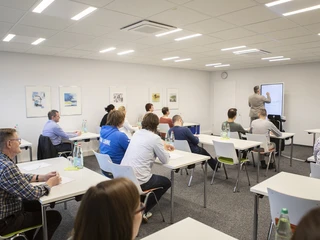 Nutzung des digitalen Flipcharts während einer Schulung im Seminarraum Oldenburg des dzo, Oldenburg