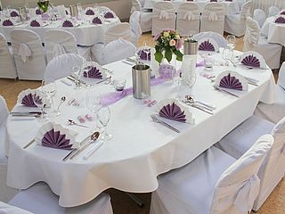 Festliche Tischdekoration zum Hochzeitsfest in der Partyscheune des Bauernhof Lehmann in Celle