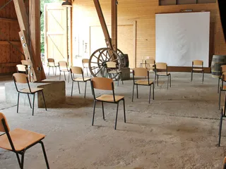 Präsentationen und Tagungen mit Mindestabstand sind in der großen Kulturscheune des Gut Karlshöhe in Hamburg möglich