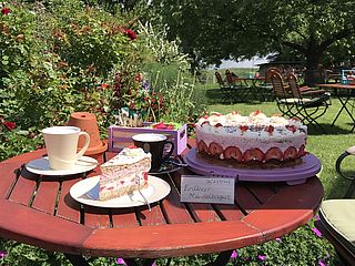 Erdbeer-Mandelbisquit Torte. Diese und weitere leckere Torten bekommen Sie in der Diele am See im Herzogtum Lauenburg 