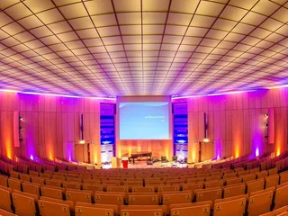 Im abdunkelbaren Auditorium steht Ihnen eine professionelle Licht-Technik zur Verfügung