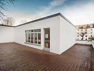 Atmen Sie durch auf der 70 qm großen Terrasse des Yogaraums Hamburg im lebhaften Karolinenviertel