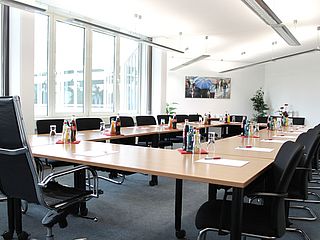 Der Konferenzraum Gutenberg des ecos office center Mainz begeistert mit viel Tageslicht