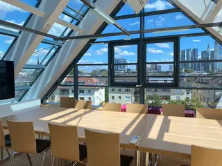Einmalige Meetings unter dem blauen Himmel Frankfurts können Sie in der Pyramide des pme familienservice erleben