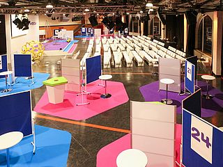 Der großzügige Eventbereich der Lokhalle Mainz kann für Messen oder Tagungen in verschiedene Bereiche unterteilt werden  