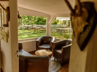 Blick in den Garten Jagdhütte Wohnküche Landhaus am Deich Bremen