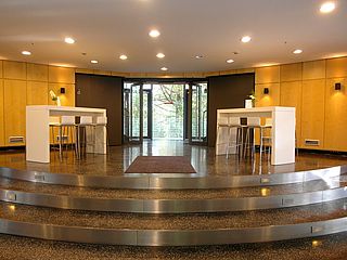 Eingang des Foyers im Helmut Schmidt Auditoriums des Bucerius Law School