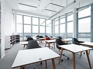 Bestuhlt - Einzeltische Raum Elbphilharmonie HafenCity Hamburg CS Business Center 