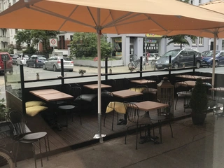 Das Mon Bonheur hat außerdem Sitzplätze unter freiem Himmel, die bei schlechtem Wetter aber auch fix geschützt werden können