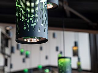 Kleine grüne Leuchten schaffen eine einzigartige Atmosphäre in der Werkbar des Kulturwerks ©Stadtpark Norderstedt GmbH