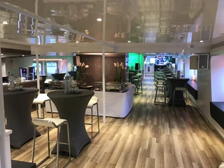 MS Koi Loungedeck, Stehtische
