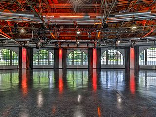 Große Fenster lassen viel Licht in den Eventbereich der Lokhalle Mainz 