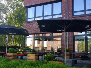Ab nach draußen! Auf der Terrasse des elbdeli in Hamburg lässt es sich sehr gut aushalten