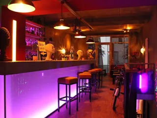 Eleganter Sitzbereich in der YAKA-Bar des Jaya in Bremen 