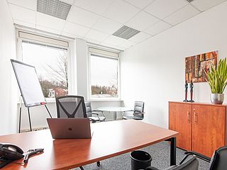 Das Ecos office center Essen bietet ein voll ausgestattetes Tagesbüro mit Konferenztisch für konspirative Treffen an