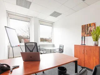 Das Ecos office center Essen bietet ein voll ausgestattetes Tagesbüro mit Konferenztisch für konspirative Treffen an
