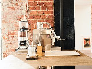 In der Küche der ZIMT Location in Hamburg befindet sich eine top Espresso-Maschine samt Kaffeemühle