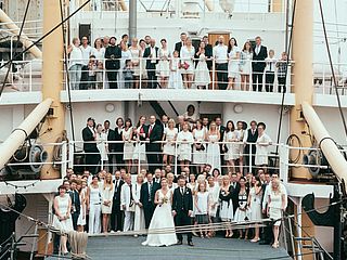 Eine Hochzeitsgesellschaft auf Deck der BLEICHEN in Hamburg