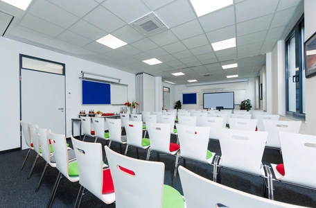 Großer, heller Raum für dein Meeting, Seminar und Konferenz Großer, heller Raum für dein Meeting, Seminar und Konferenz