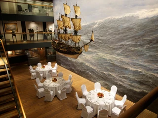 Hamburg Kaispeicher B Deck 2 Raumansicht mit Schiff und Wandbild