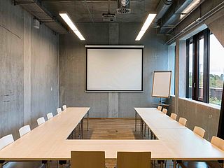 Hamburg Wilhelmsburg heller Workshopraum  "Green Meeting" mit Konferenztisch und Stühlen