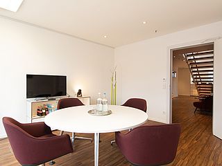 Der Raum Colonnaden im ecos office center hamburg eignet sich perfekt für Meetings oder Coachings in kleiner Runde.