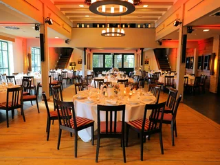 Festlich eingedeckter Festsaal Hof Frien in Huchte mit Blick in den Raum