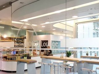 Perfekt für eine Pause beim Workshop, die Gastronomie Lounge im BBCC - Berliner Bogen Conference Center Hamburg 