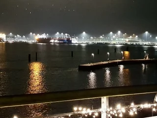 Genießen Sie den wundervollen nächtlichen Ausblick im Hafenblick in Travemünde