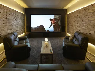 Der Eventraum der HOME Lounge in Bochum eignet sich wunderbar für einen romantischen Kinoabend zu Zweit 