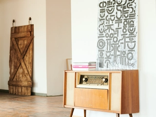 Schätze wie dieses 60er-Jahre-Radio verleihen der ZIMT Location in Hamburg einen außergewöhnlichen Charakter