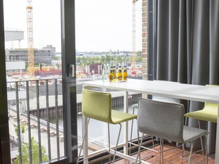 Genießen Sie Ihre Pause am Bartisch des k.brio Loft Bremen mit Blick auf das Hafenbecken 