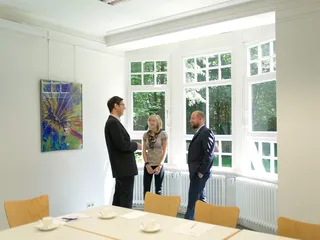 Durch ein Fenster im Tagungsraum R2 auf dem Gut Karlshöhe in Hamburg kommt viel Licht rein