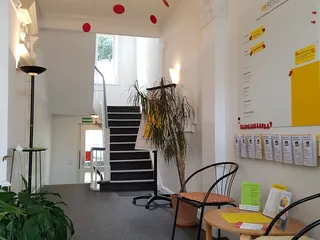 Freundlicher Hausflur mit Tischen im Kreisel e.V. in Hamburg