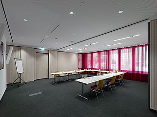 Die pinkfarbenen Vorhänge schaffen eine angenehme Raumatmosphäre im tHeo.2.meet in Stuttgart