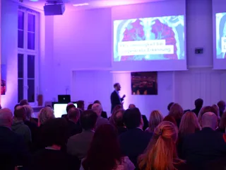 Viel Platz für einen Kongress bietet der große Saal Georgie in Hamburg