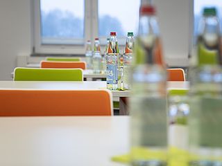 Vorbereitete Tische im Seminarraum Oldenburg im dzo, Oldenburg