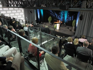 Von den Rängen des großen Saals im Kulturwerk Norderstedt sehen die Gäste besonders gut, was sich auf der Bühne abspielt ©Mehrzwecksäle©Bernhard Waack