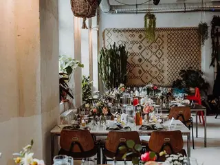 Wunderschöne und farbenfrohe Tischdekoration, hängende Blumenkörbe und ein ansprechendes Interieur finden Sie im HEAT Hamburg