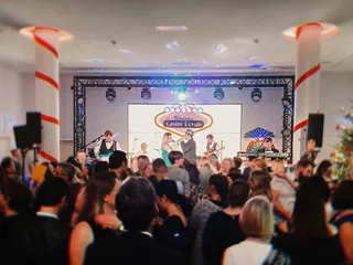 Die Tanzbeine werden im großen Saal Georgie in Hamburg ordentlich geschwungen