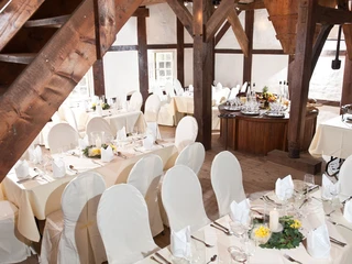 Klostermühle Hude mit gedeckten Tischen 