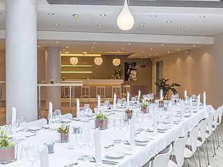 Die lange Tafel im Pavillion des theo.2.meet in Stuttgart bietet Platz für elegante Events