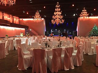 Frankfurt Palais Frankfurt Sala Grande Hochzeit gedeckte Tische ©Kofler & Kompanie